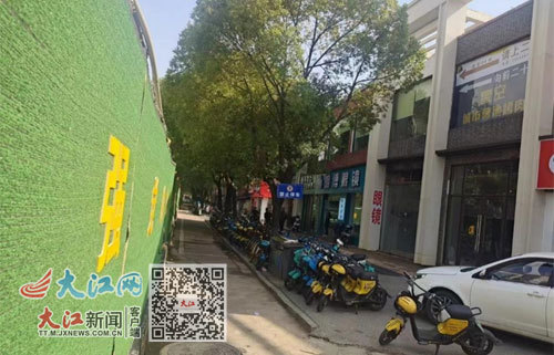 双港东大街围挡后只留下一条狭窄的通道。