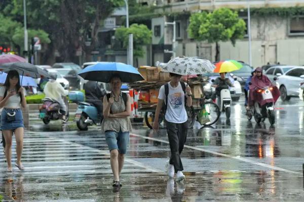 进出广东列车全部停运！广东多地停课、停工、停产、停运、停业